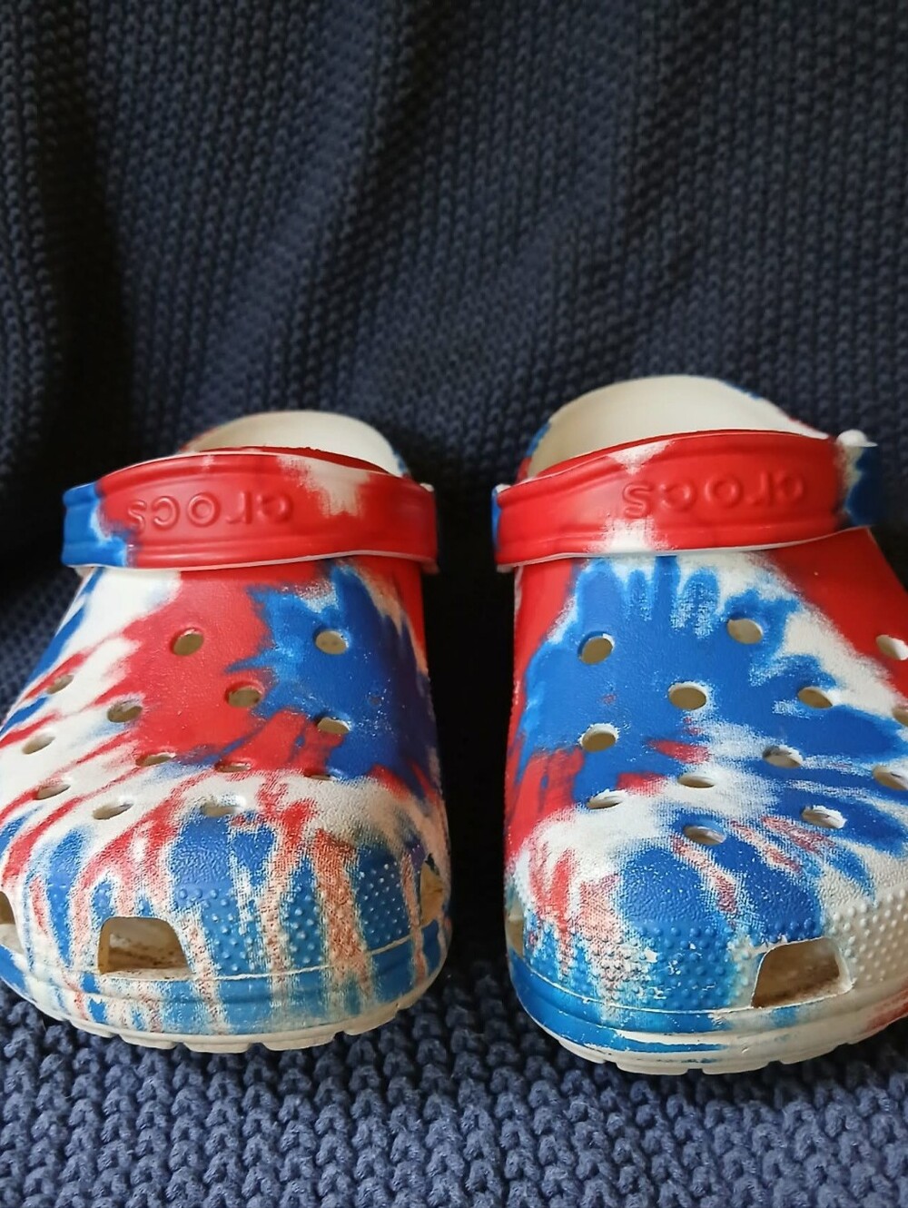 CROCS Tie-Dye Clogs in Red, Blue & White - Size 7M/9W